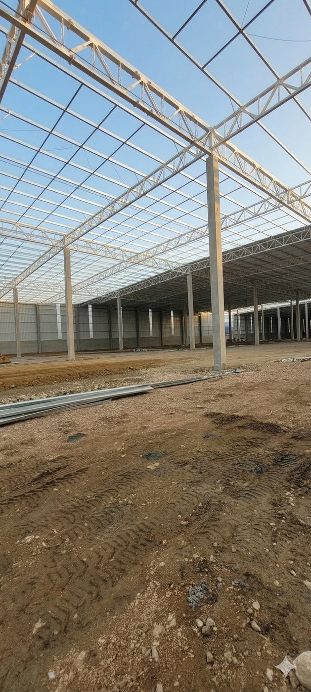Interior de estrutura metálica em construção