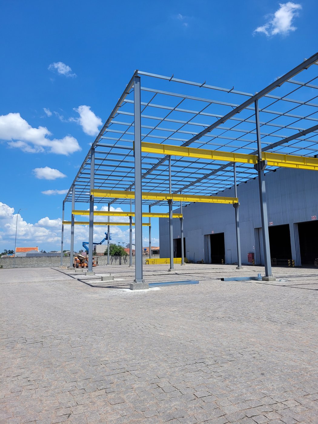 Estrutura metálica em montagem apresentada no portfólio Grupo Vazquez