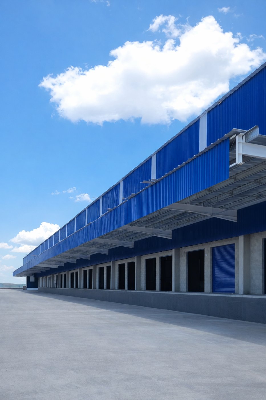 Edificação com fechamento metálico azul